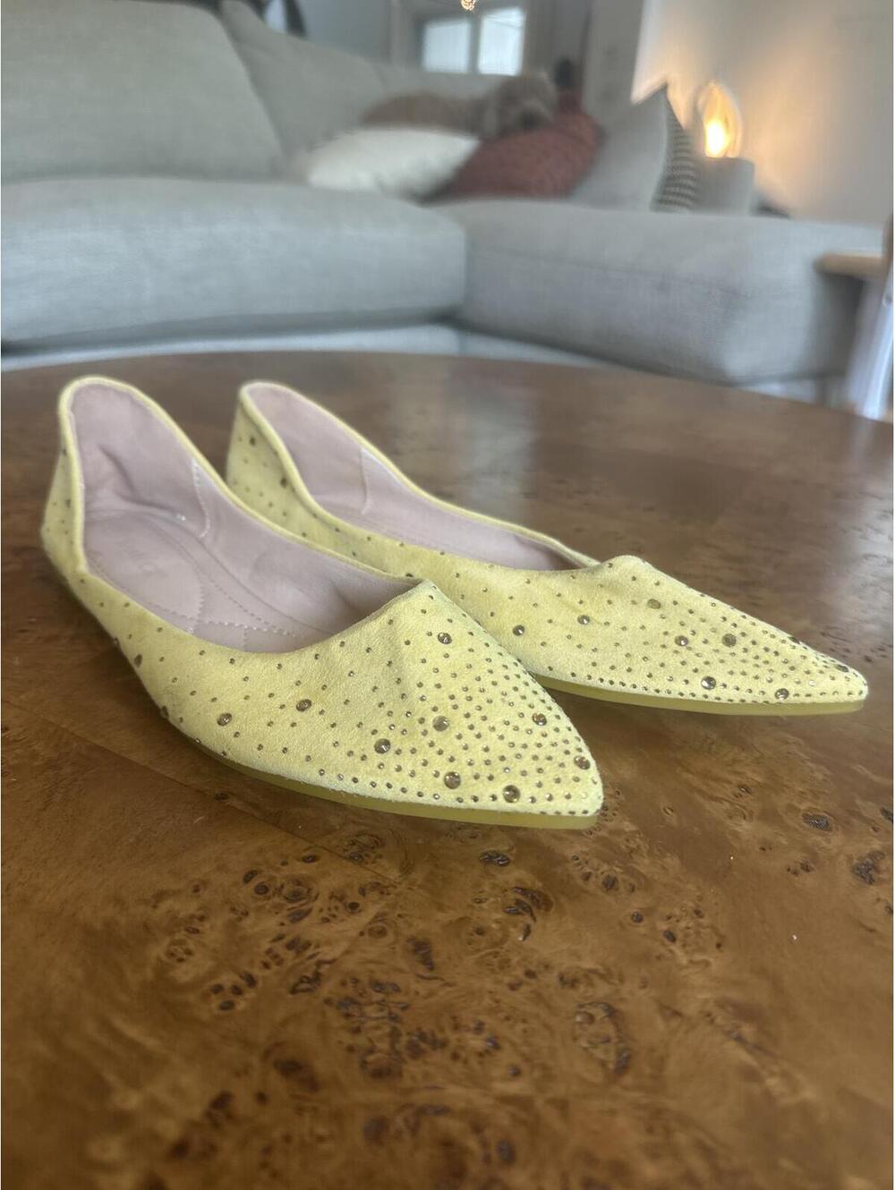 Samilor Yellow Pointed Toe Studded Flats